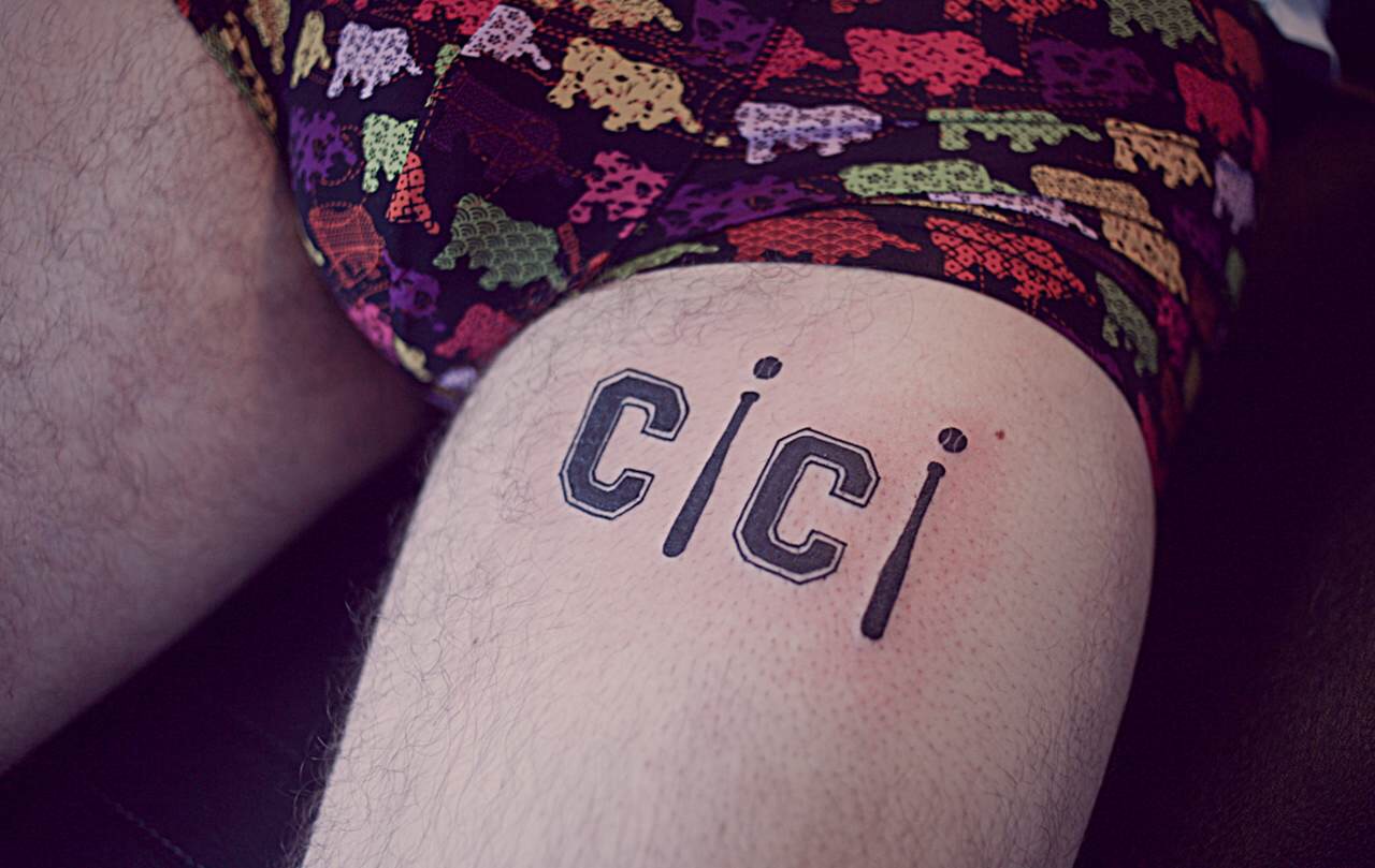胡先生大腿处的个性“cici”纹身图案