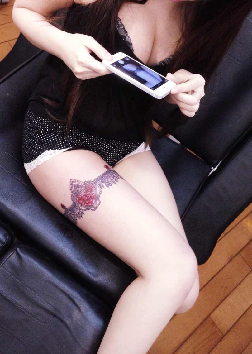 上海姚小姐大腿上的精致蕾丝纹身图案