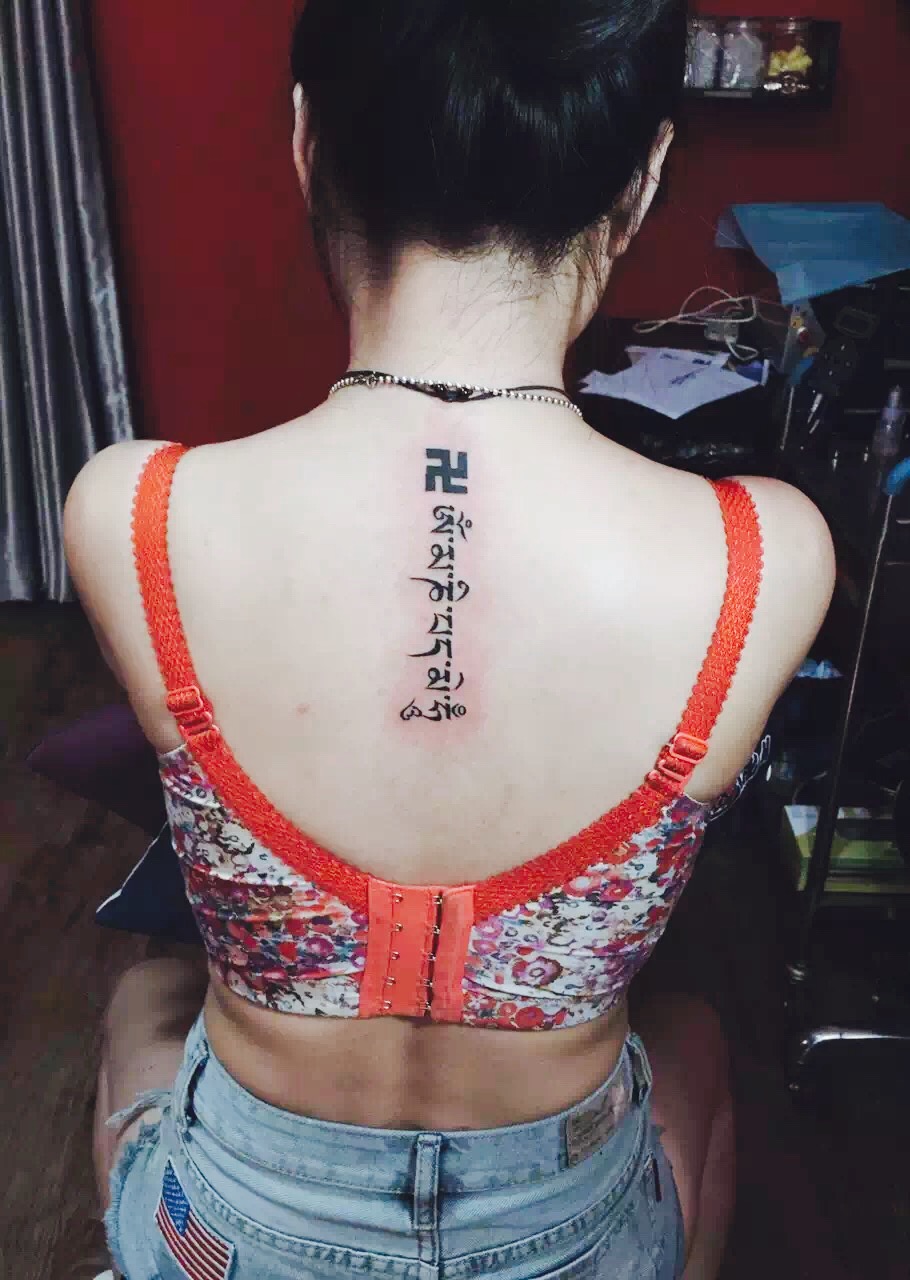 上海黄小姐背部脊椎万字符梵文纹身图案