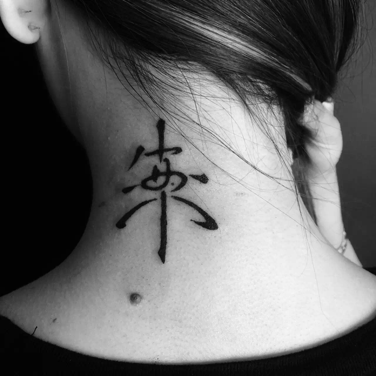 上海莎小姐脖颈处的个性文字纹身图案