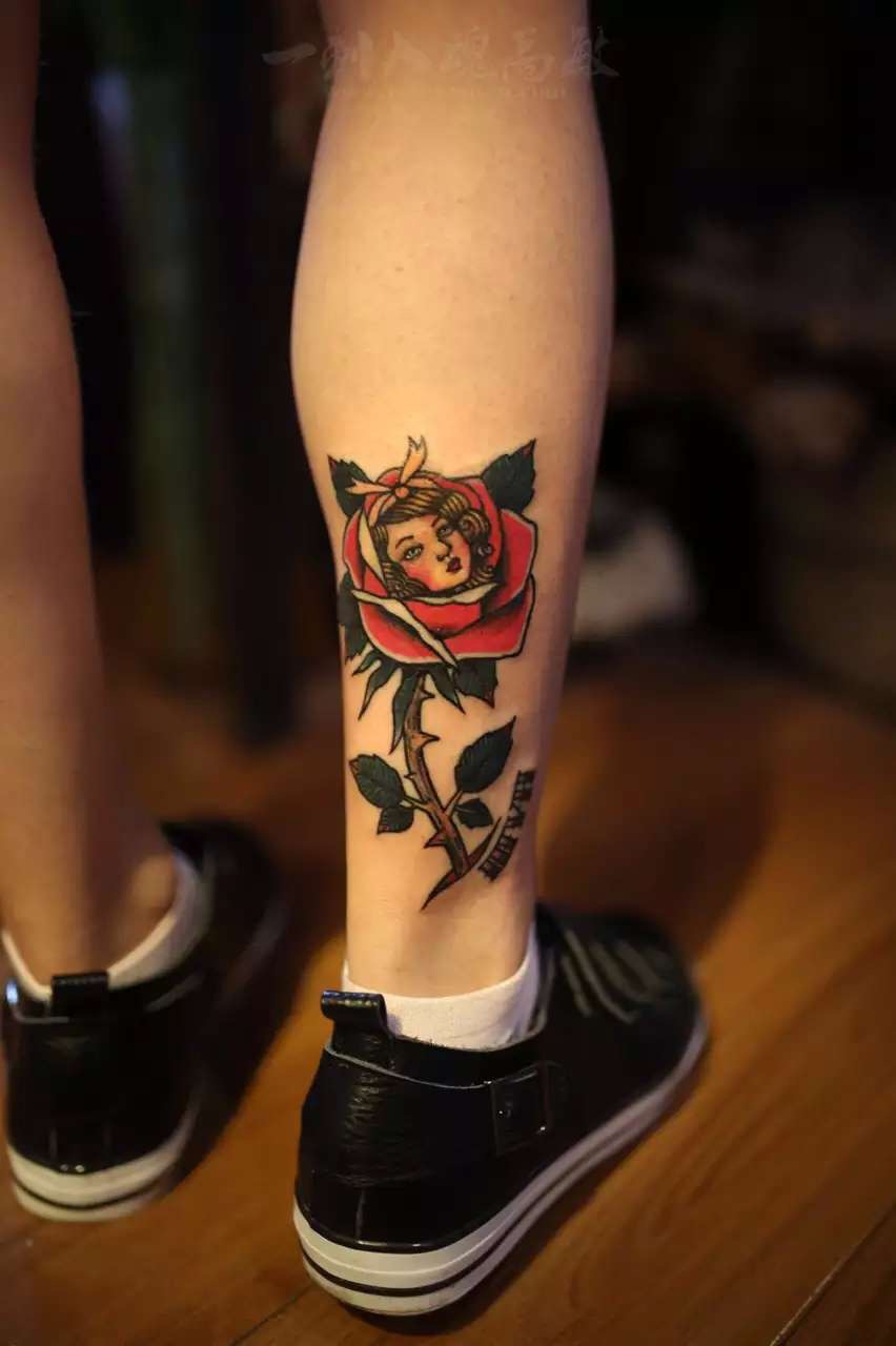 童真的熊先生小腿上的小王子和玫瑰花的纹身图案