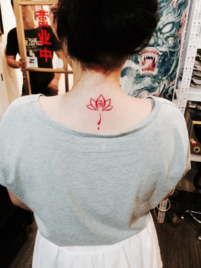 内向的杨小姐后脖颈上的简约莲花纹身图案