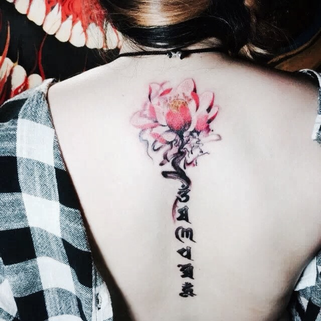 天生丽质的莫小姐背部的粉红莲花加咒文纹身图案