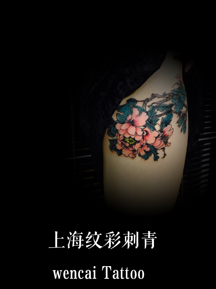 上海妩媚性感的韩小姐在大腿上纹鲜花纹身图案