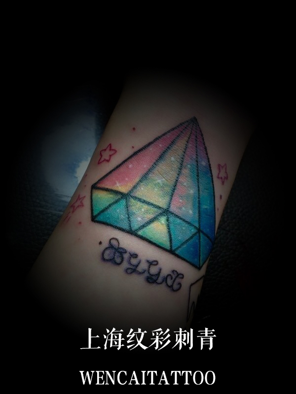 小爱女士的手臂大颗彩色钻石纹身
