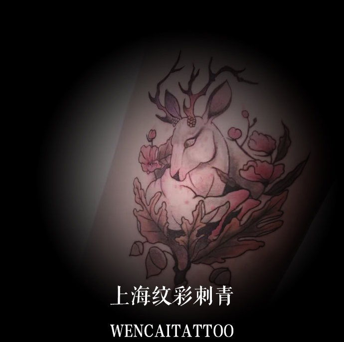 上海的涂小姐大腿外侧粉色小鹿纹身图案