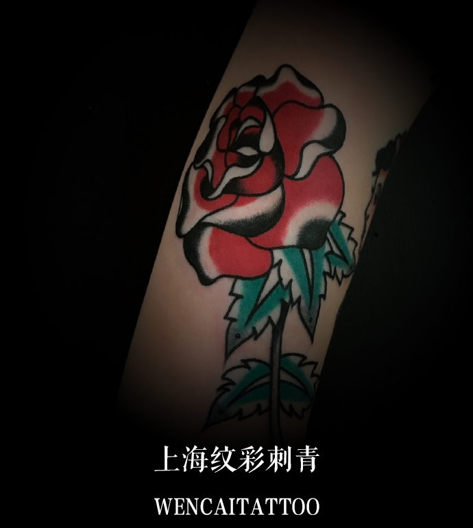 华先生小臂写实风格玫瑰纹身图案