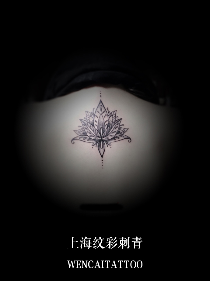 上海曹小姐后背的点刺莲花纹身图案