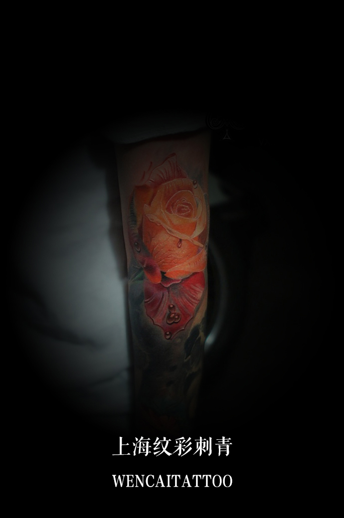 上海的潘先生小臂艳丽花朵纹身图案