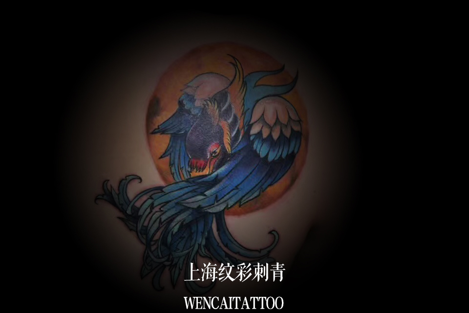 上海阳光型男魏先生后背的彩色纹身图案