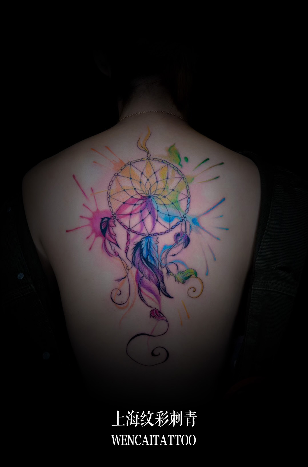 上海闵小姐后背彩色的捕梦网纹身图案