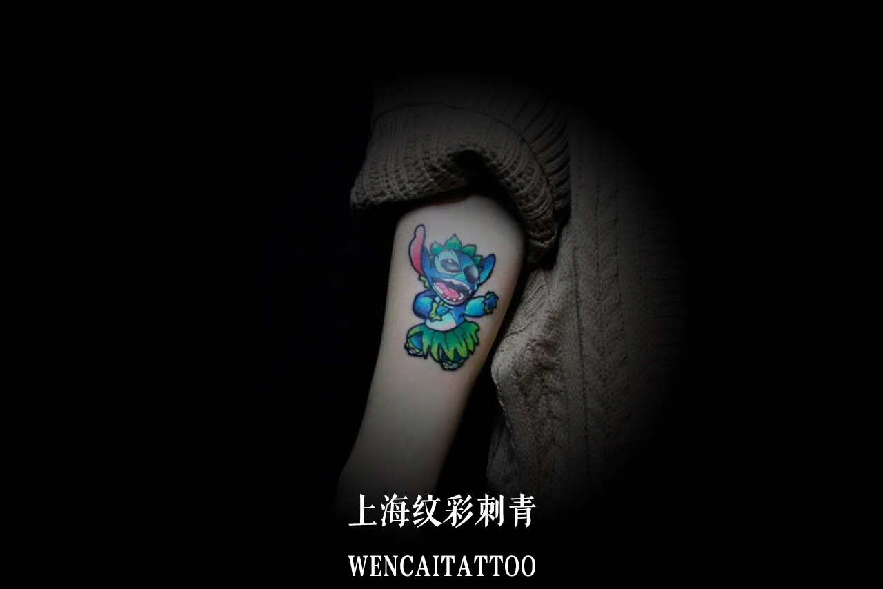 上海的易小姐小臂上的尬舞史迪奇可爱纹身图案