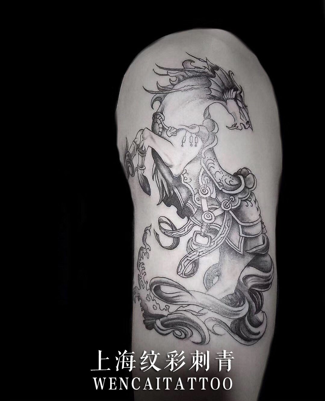 霸气的冯先生大臂上的骏马纹身图案