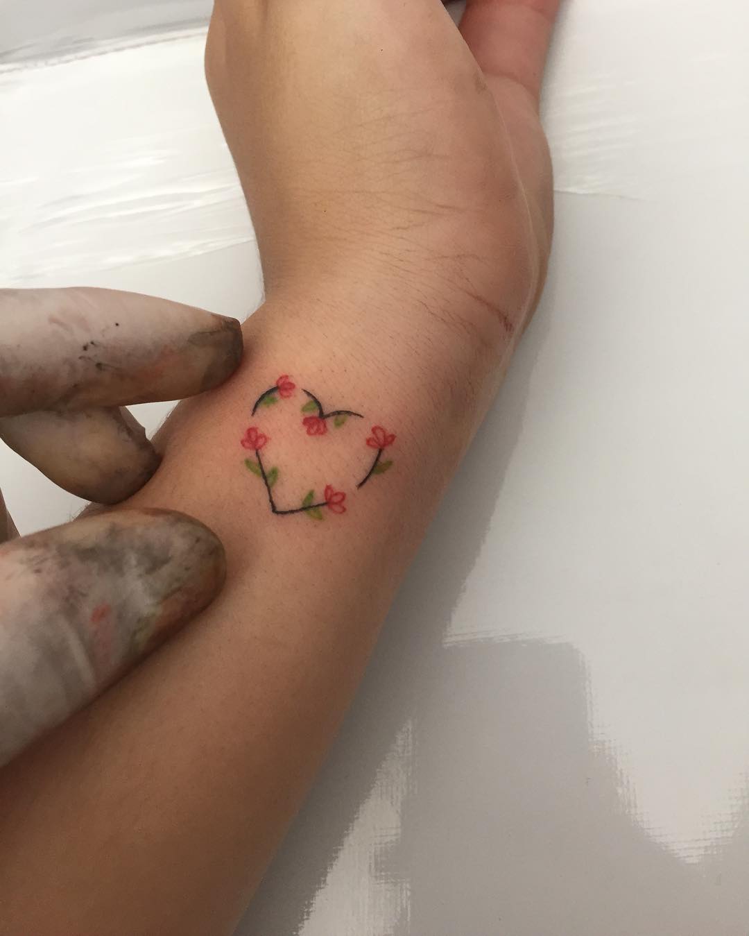 王小姐手臂花环爱心纹身图案
