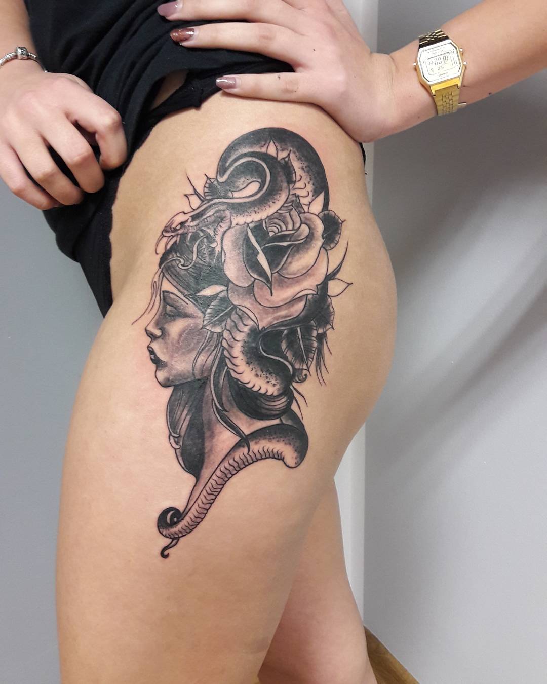靳小姐大腿美杜莎纹身图案