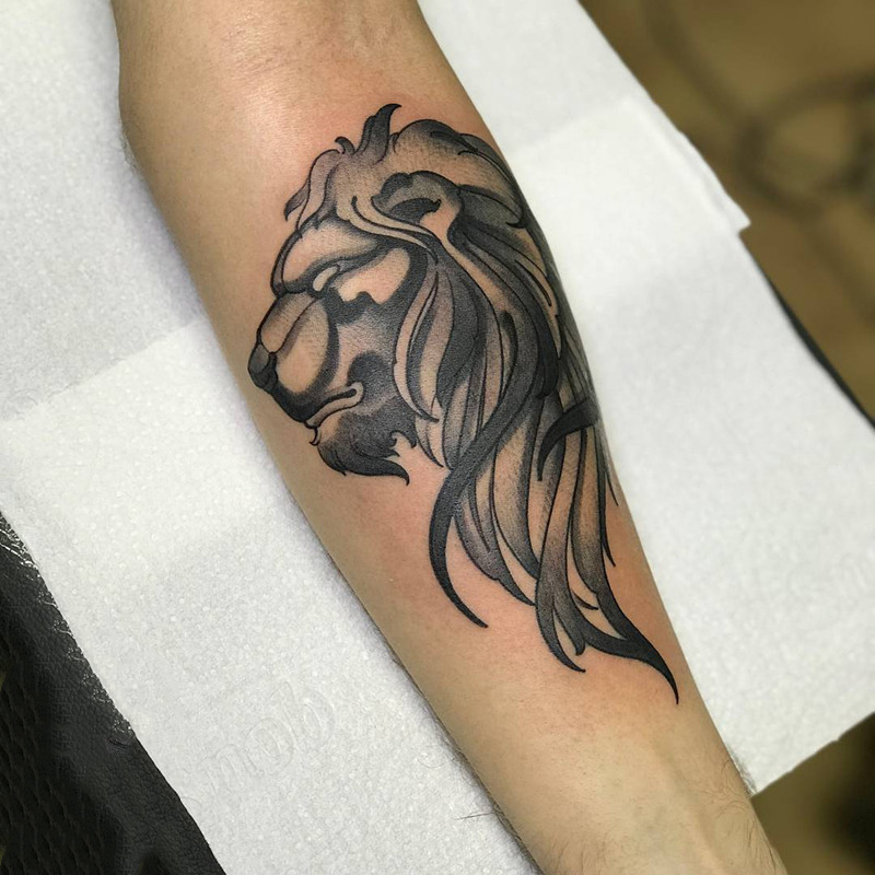 小臂狮子纹身图案