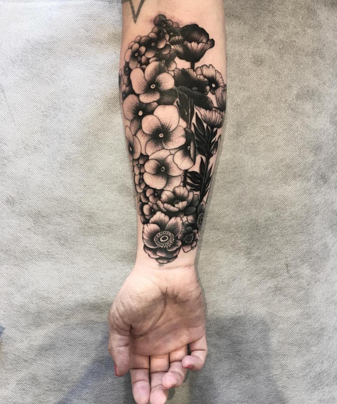 小臂花纹身图案