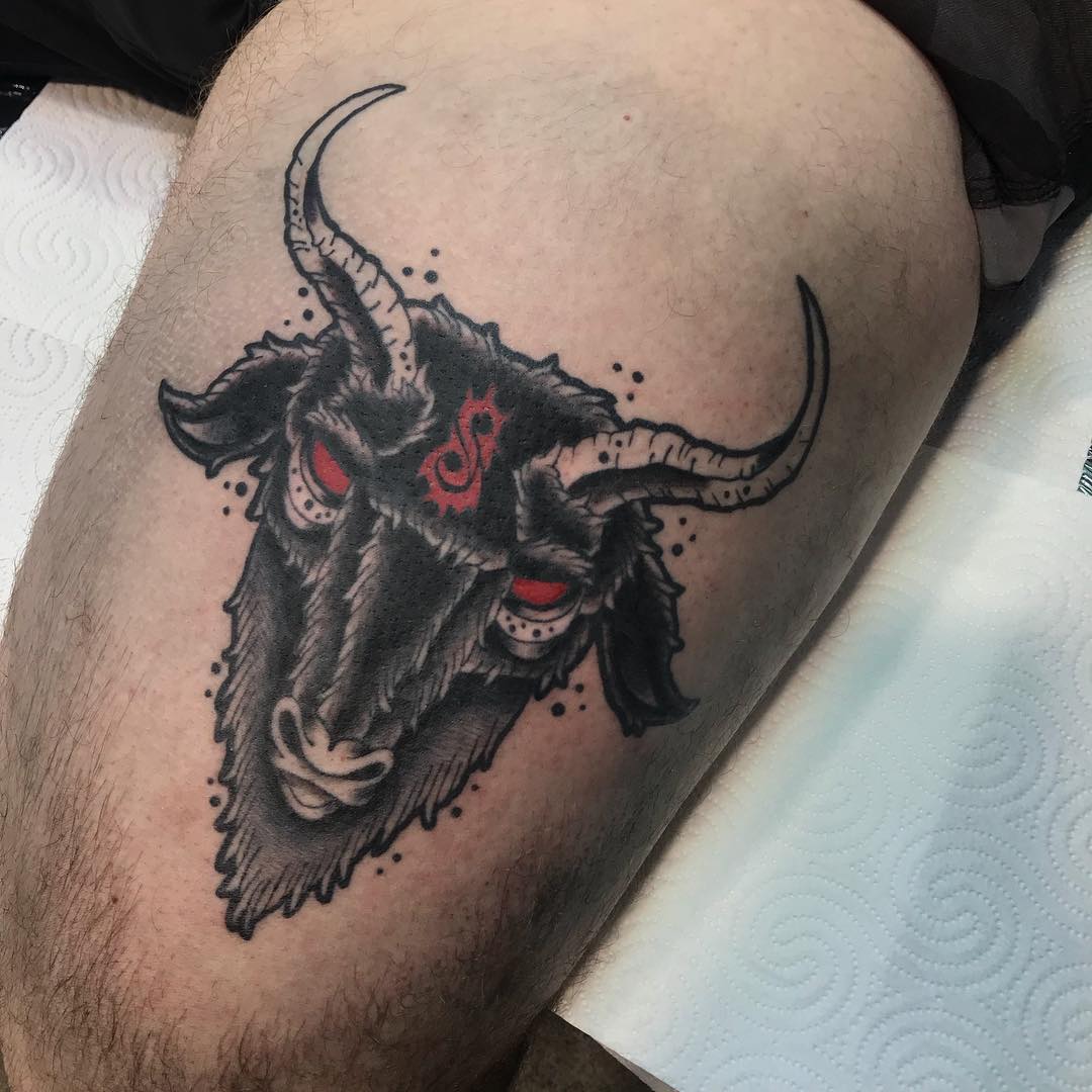 大腿写实牛首纹身图案