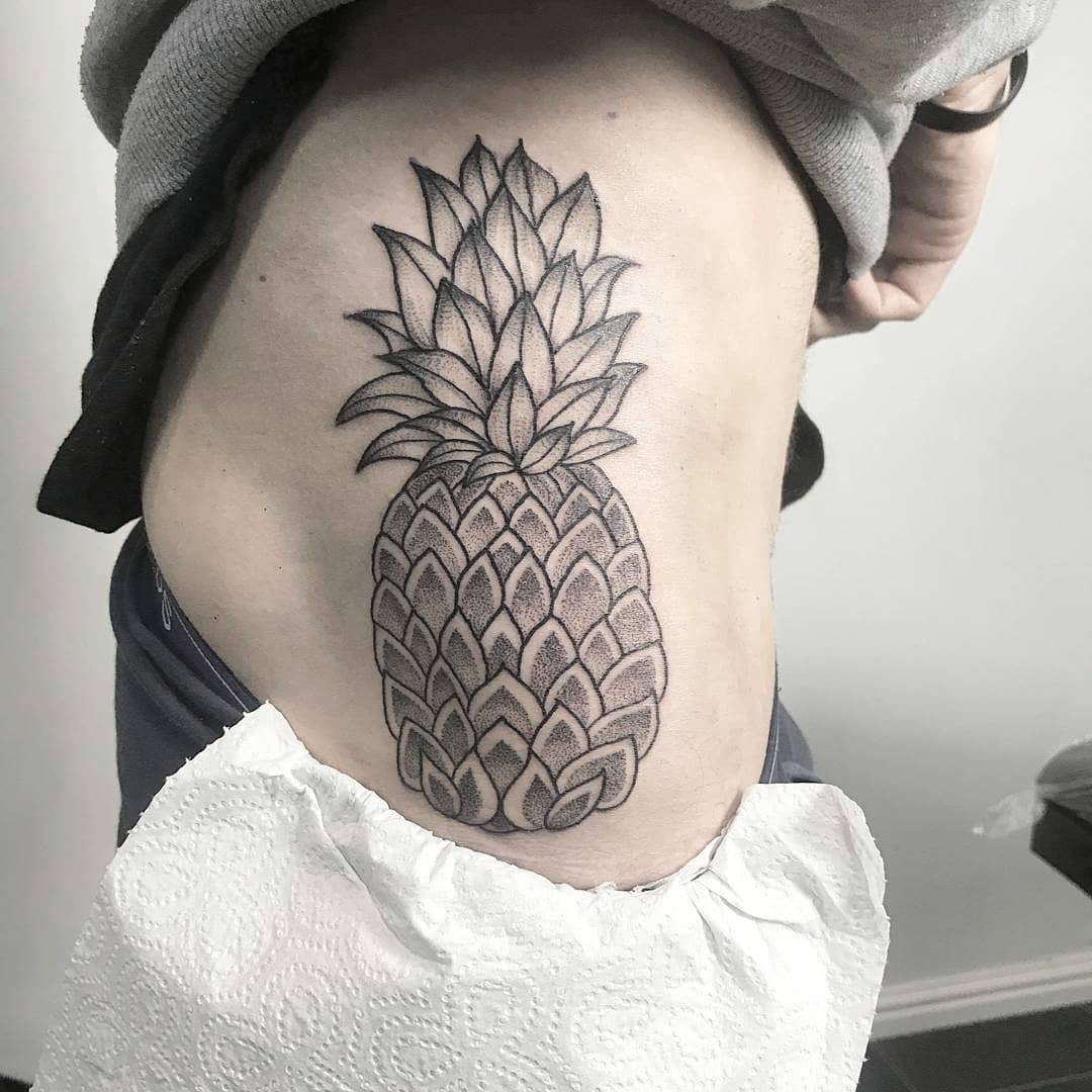 腰侧黑灰菠萝纹身图案