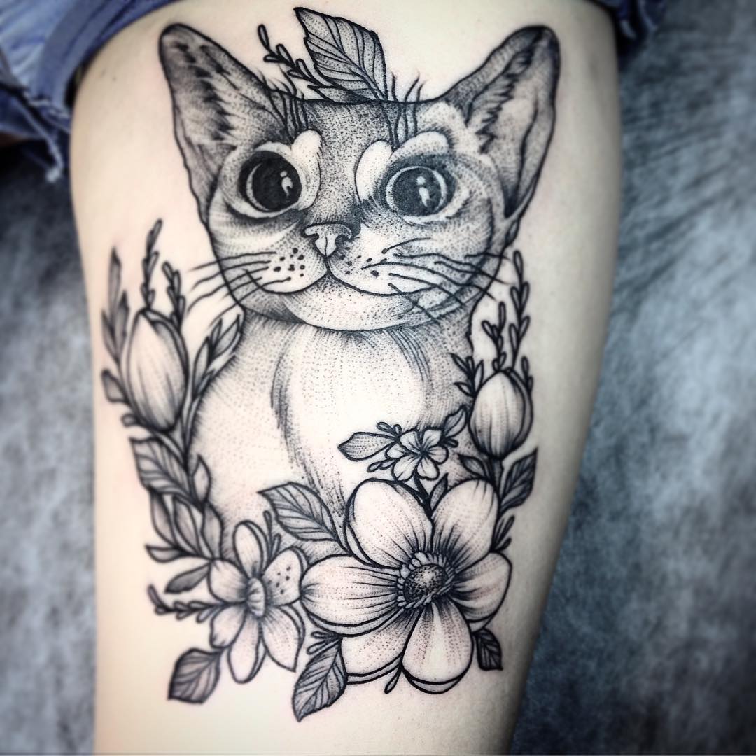 大腿黑灰樱花猫咪纹身图案