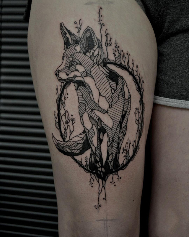 大腿黑灰几何图形狼纹身图案