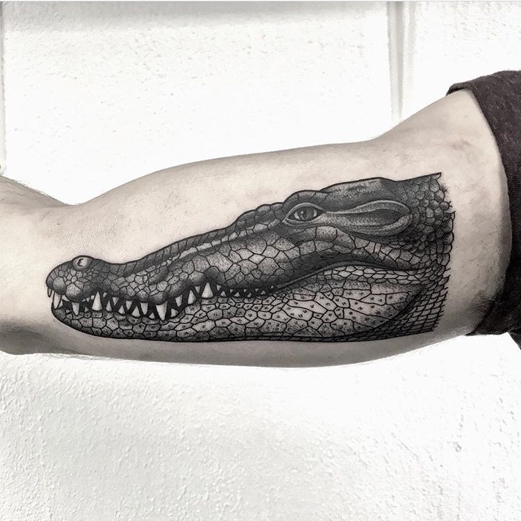 大臂写实鳄鱼首纹身图案