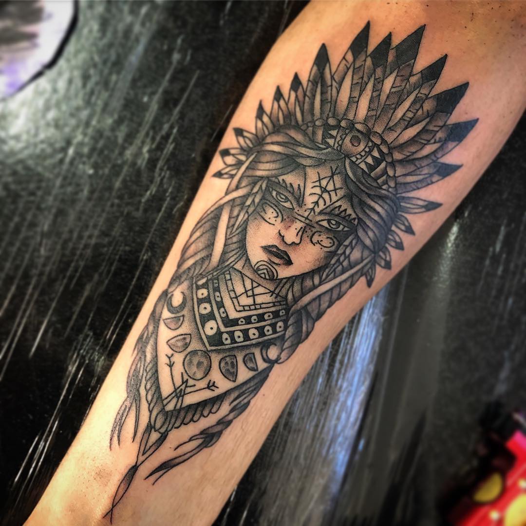 小臂黑灰印第安美女纹身图案