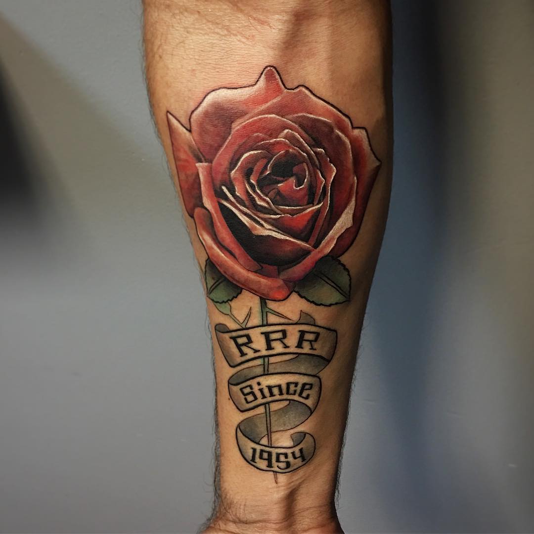 小臂彩色玫瑰丝带英文字纹身图案