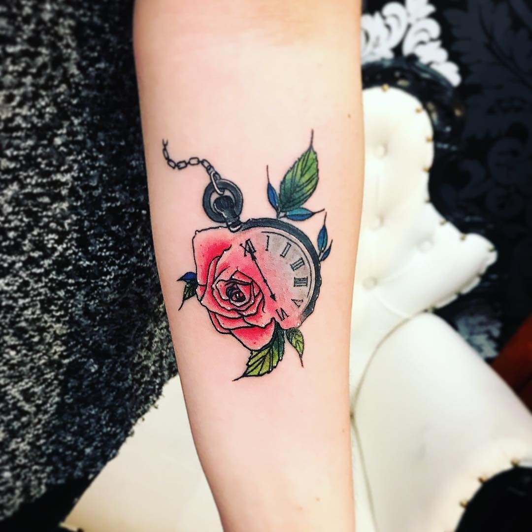 小臂彩色玫瑰钟表纹身图案