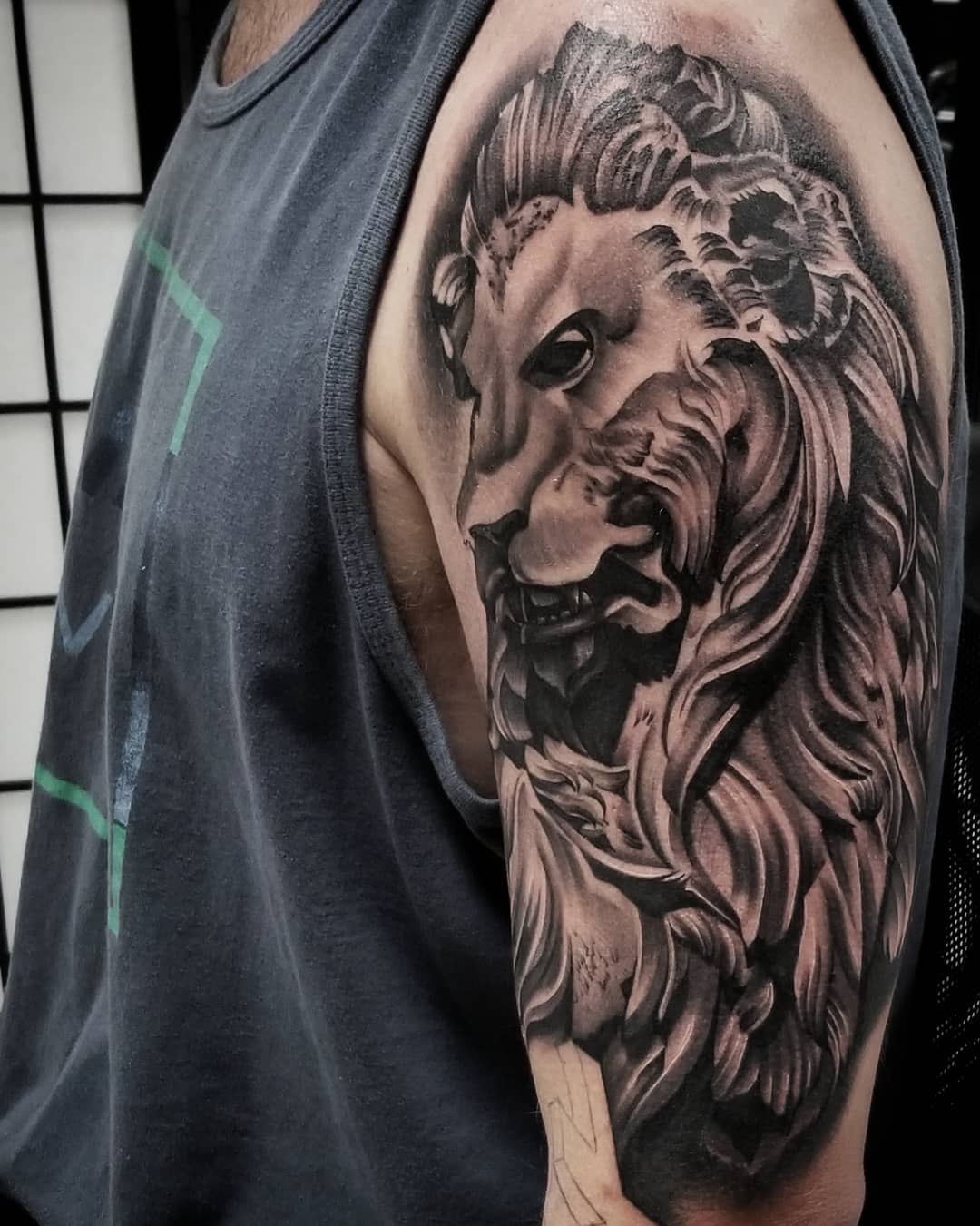 大腿黑灰写实狮子纹身图案