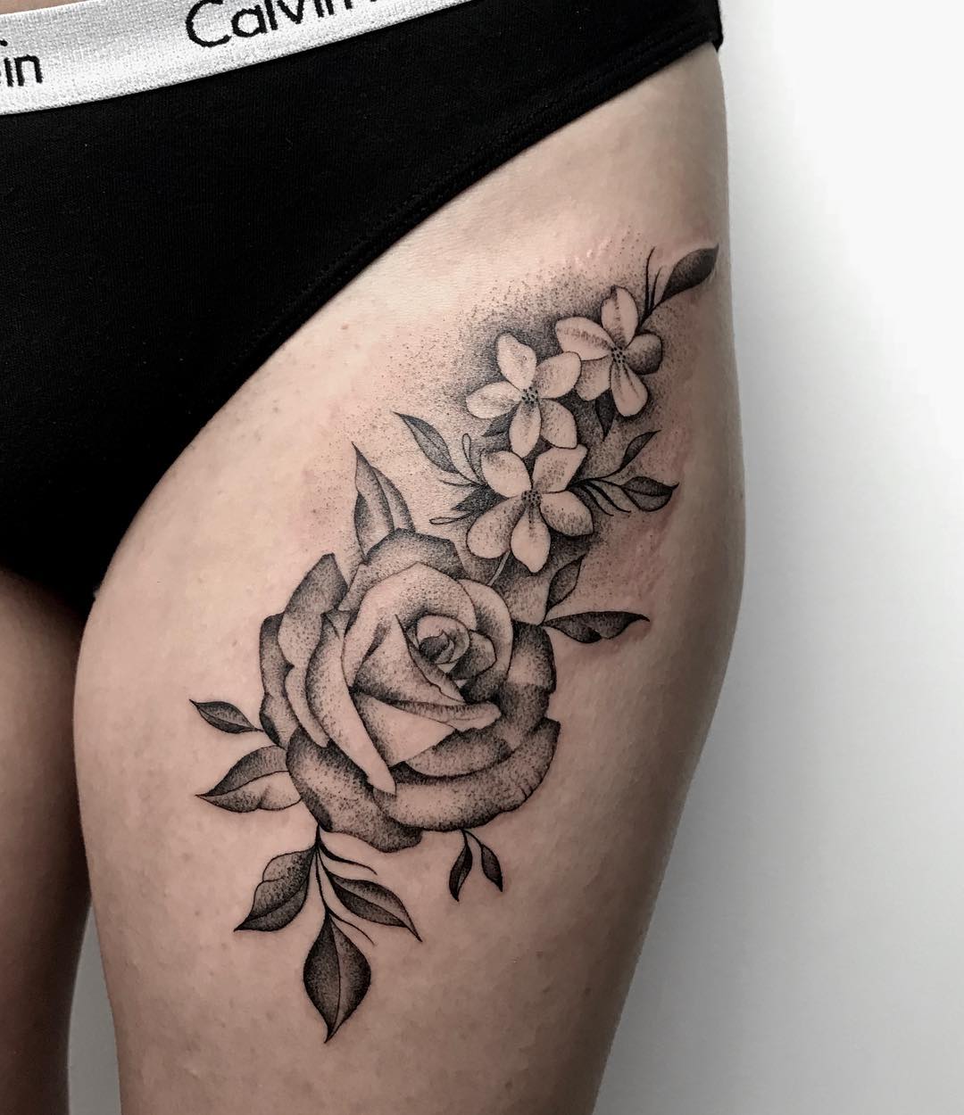 大腿黑灰樱花玫瑰纹身图案