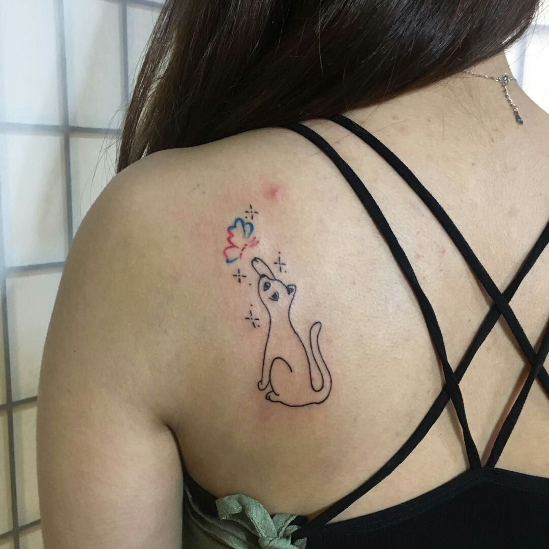 美女后背肩胛简单线条猫捉蝴蝶纹身图案