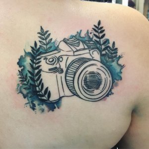 上海摄影师费小姐后背上的照相机纹身图案